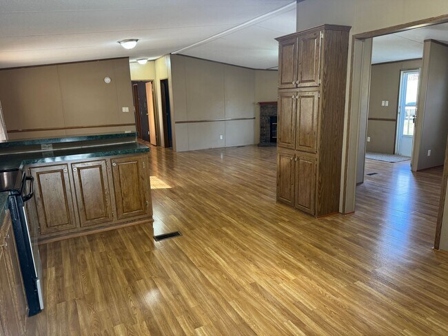 Building Photo - 3 Bedroom 2 Bathroom Mobile Home located in Rogersville, TN