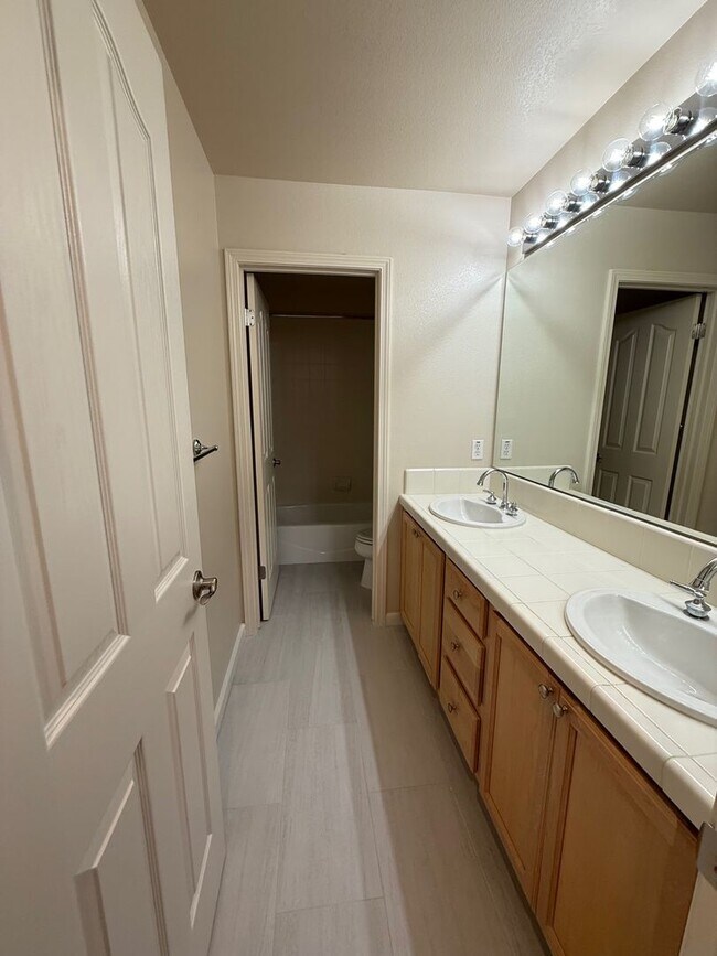 Building Photo - Spacious 4 Bedroom Home for Rent in Desirable Fountain Grove