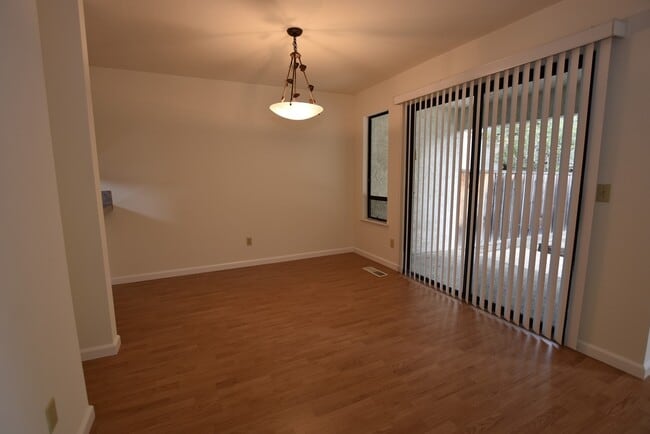Building Photo - Bright Cambrian 3 Bedroom 2.5 Bath Home w/Office