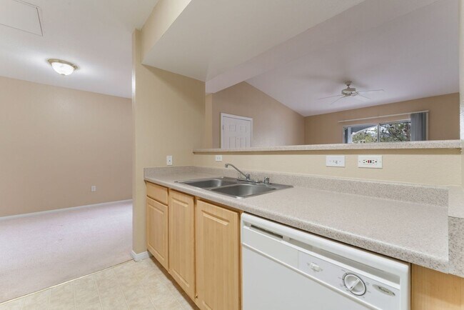 Building Photo - Bright & Cozy Condo in Gated Community!