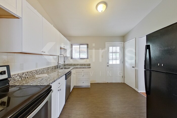 Building Photo - 425 St Edward Ln