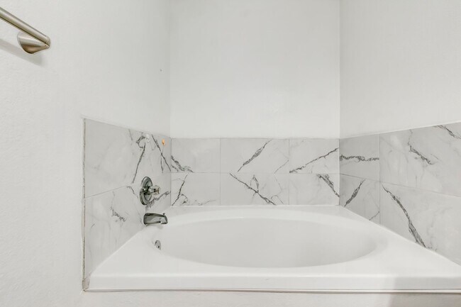 Building Photo - 2930 Saulsbury Dr