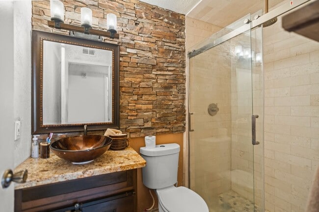 Building Photo - 3 Bd/2 Ba House in the Heart of Shafter