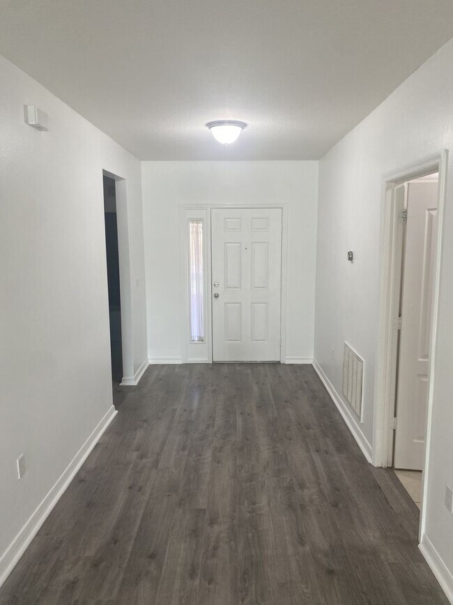 Building Photo - Spacious 3 bedroom 2 bathroom home in the Sawgrass community