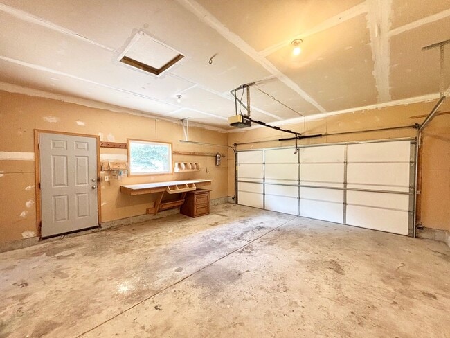 Building Photo - Great 4 bedroom home close to MSU & the ho...