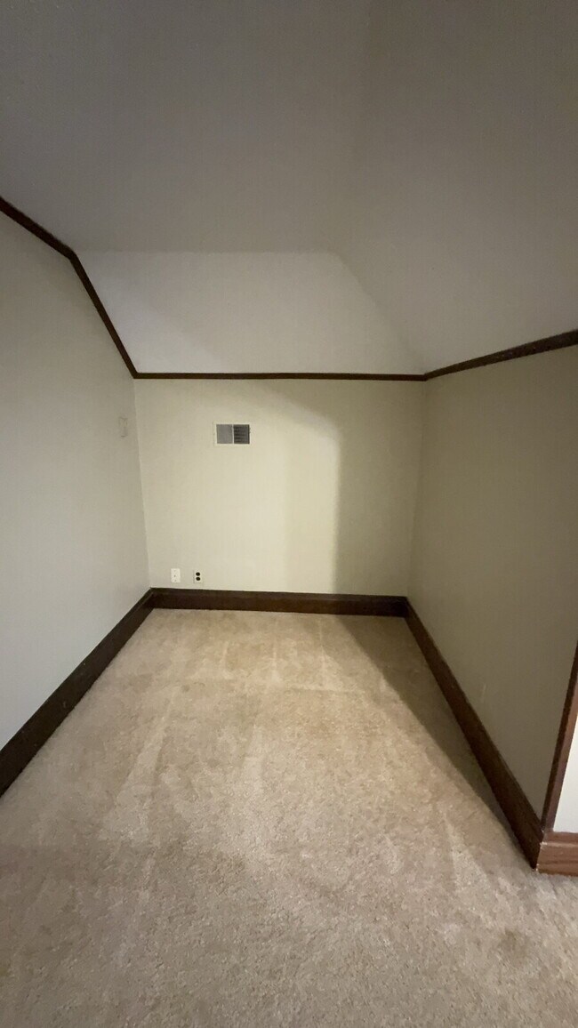 Building Photo - Spacious top floor 4 bed 1 bath by UWEC!