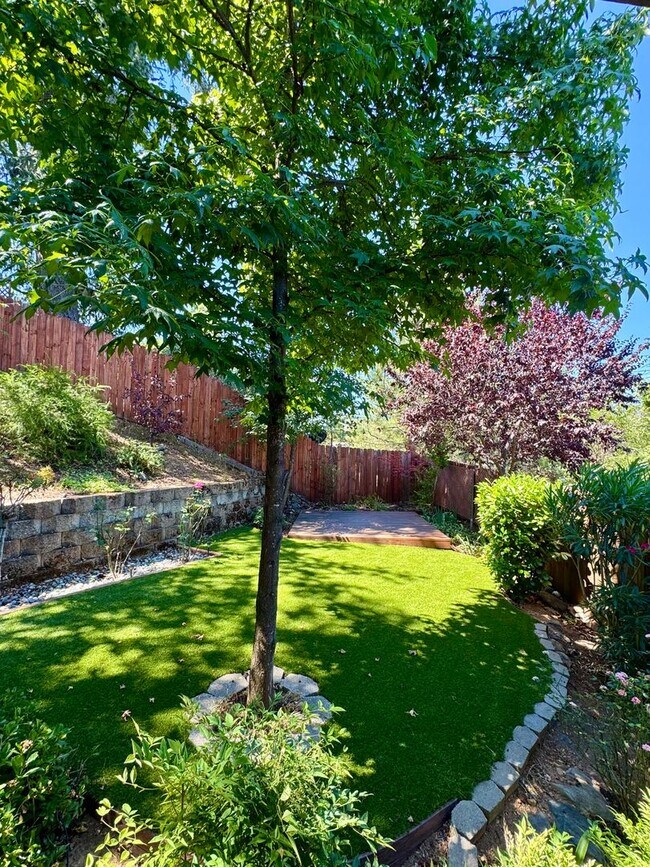 Building Photo - Spacious 3 bedroom, 3 bath bi-level home nestled in the scenic Sierra Nevada foothills