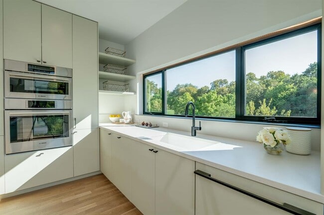 Building Photo - 1111 W 31st St