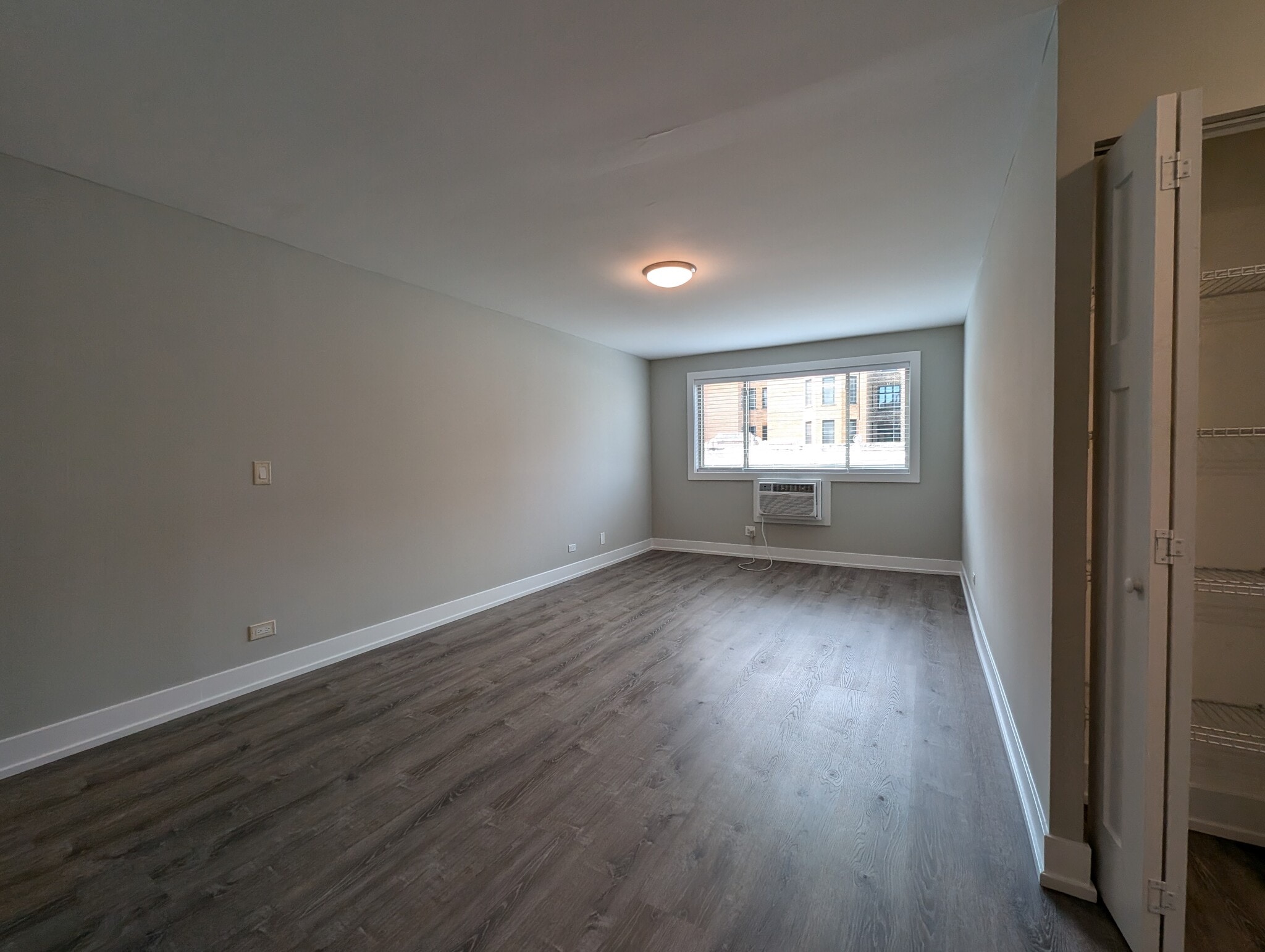 Building Photo - 542 W Surf St