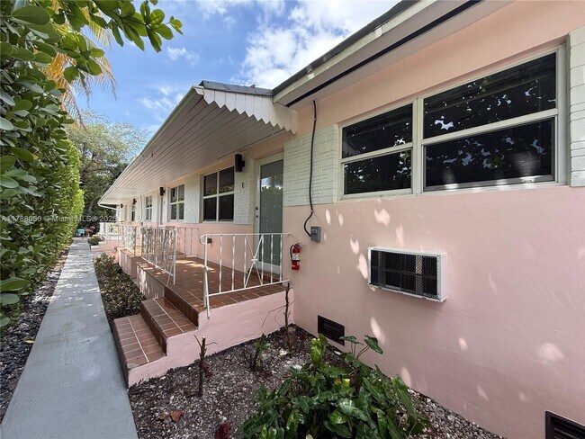 Building Photo - 424 NE 64th St