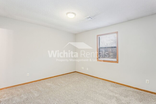 Building Photo - 3 bedroom 2 bath duplex in Derby