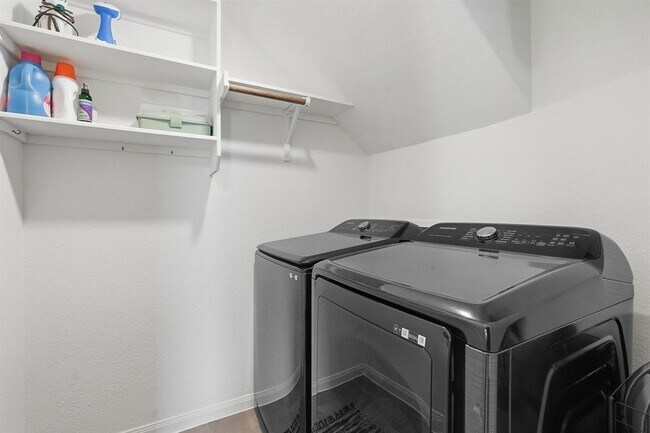 Building Photo - 209 Zamora Xing