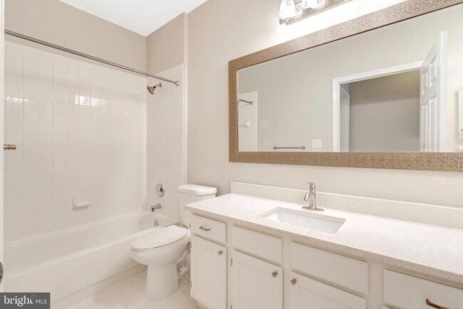 Building Photo - 1701 Lake Shore Crest Dr