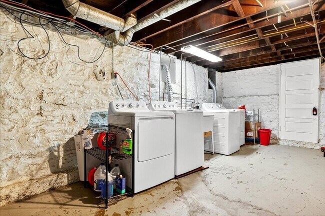 Building Photo - 5505 Rhodes Ave