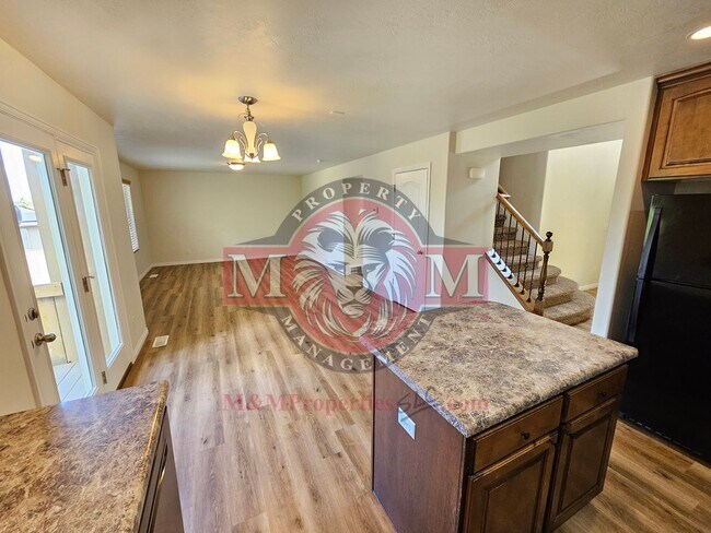 Building Photo - Great 5 Bed 2.5 Bath Home Newly Remodeled