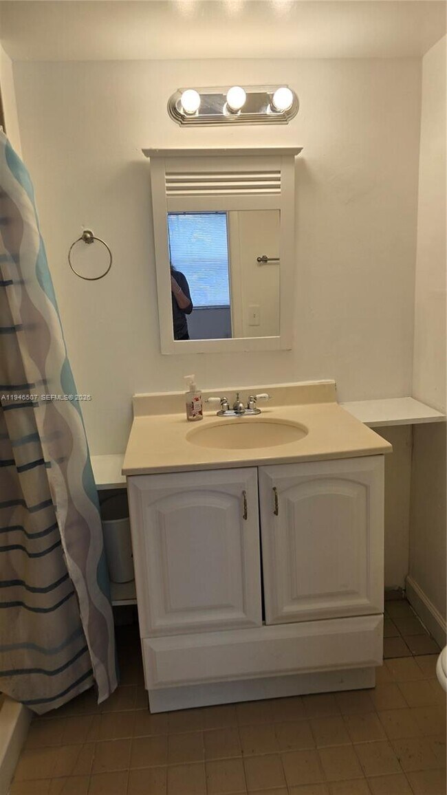 Building Photo - 871 NE 207th Ln