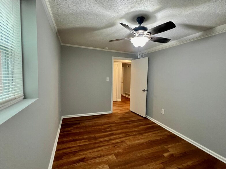 Building Photo - 5615 Southampton Rd