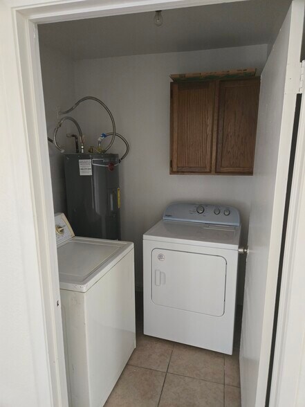 Building Photo - 2706 Jennydiane Dr