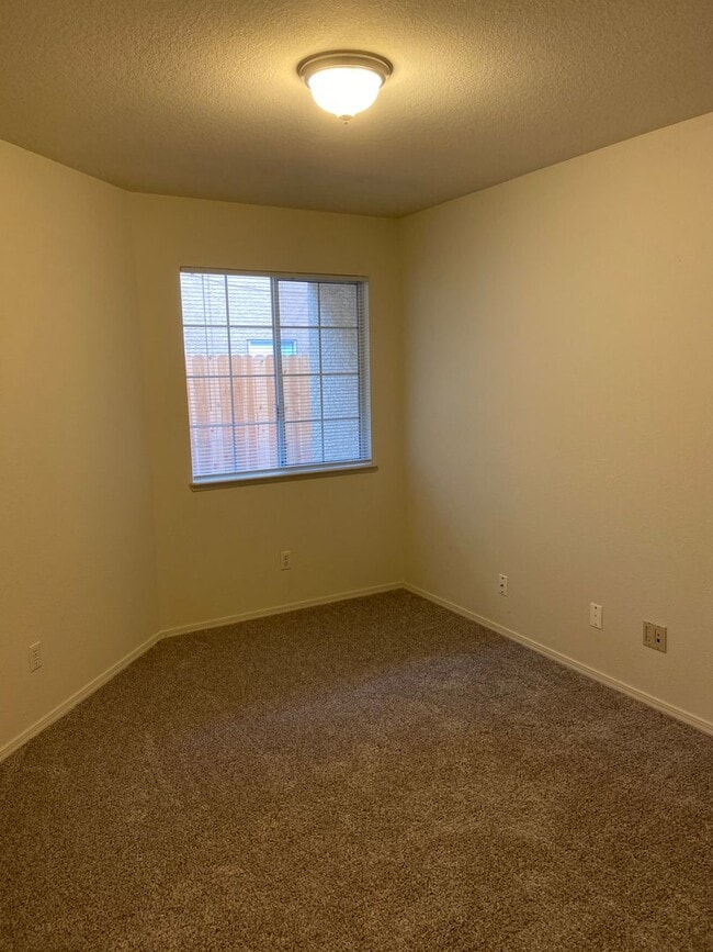 Building Photo - Antelope Highlands 3 Bdrm, 2 Bath!