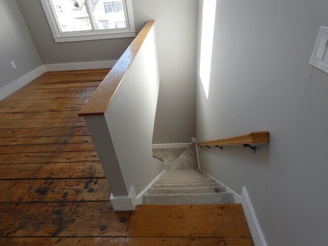 Building Photo - 98 Maple St