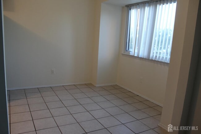 Building Photo - 820 Edison Glen Terrace