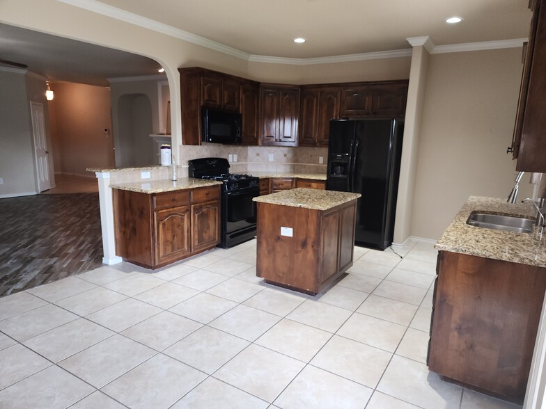 Building Photo - 5813 Paluxy Sands Trl