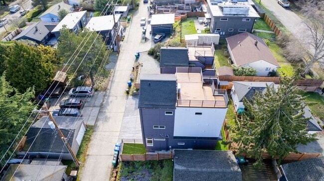 Building Photo - Newly Built Air-Conditioned Luxury Townhome in Highly Desired Admiral