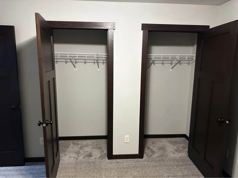 Building Photo - 1042 E Madison St