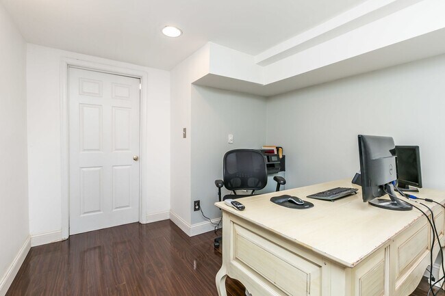 Building Photo - Amazing 3 bed 2 bath with a roof top deck ...