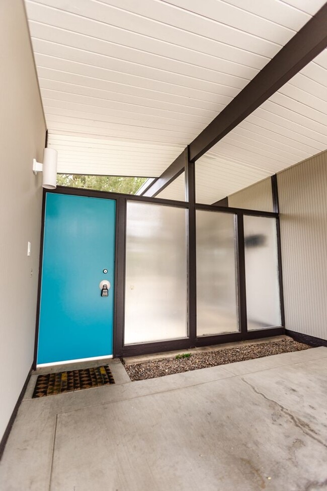 Building Photo - 814 E Ferndale Ave