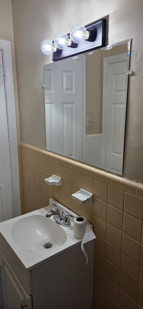 Building Photo - Three Bedroom, Two Bath