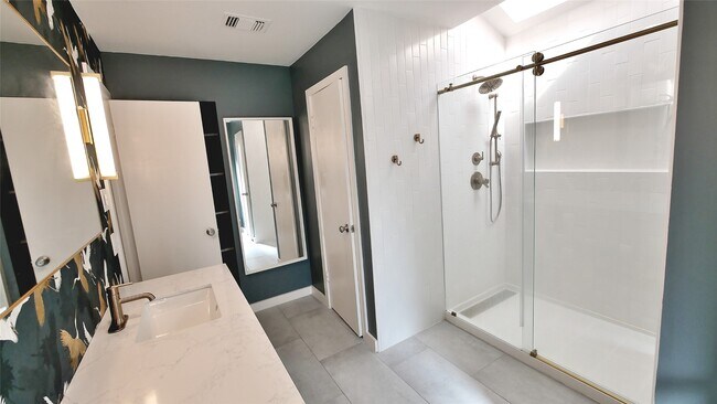 Building Photo - 12800 Briar Forest Dr