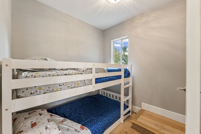 Building Photo - 200 Oak View Ln