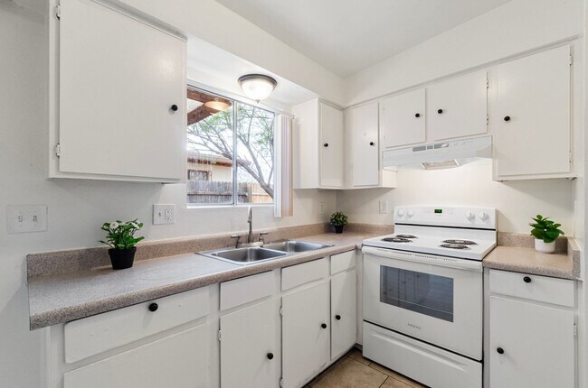 Building Photo - Centrally located 1 bedroom, 1 bath with bonus Den in a duplex, SW side of Swan & Grant.