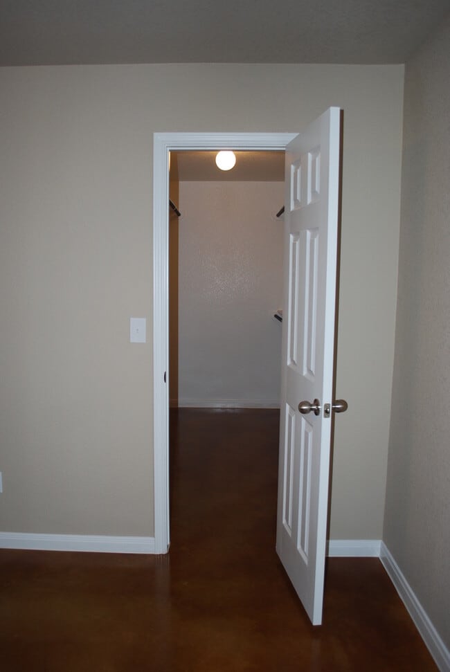 Building Photo - 1512 Dakota Ter