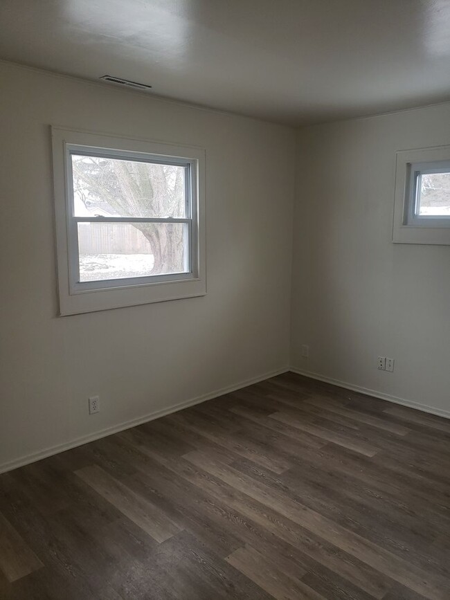 Building Photo - 3 Bedroom in New Haven 2 Bath with Man Cav...