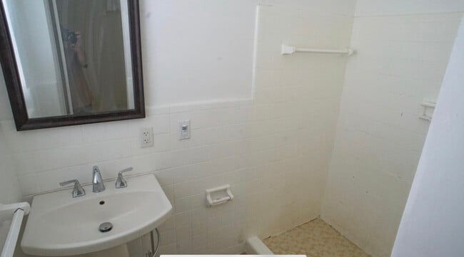 Your private bathroom - 611 S Pine St