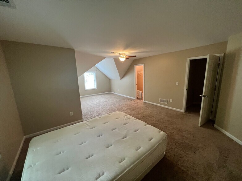 Building Photo - Room in House on Wilkie Way NW