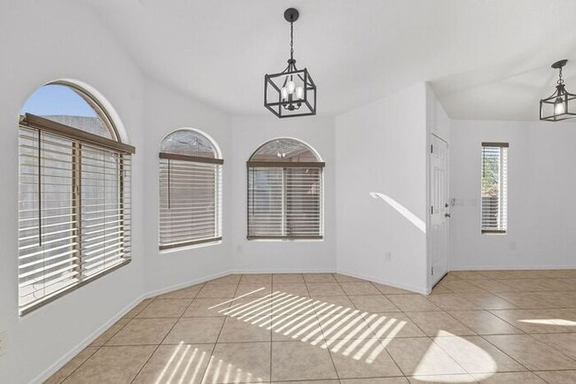 Building Photo - Bright & Inviting Tucson Home Near Davis-M...