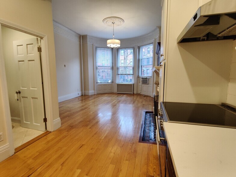 Building Photo - 394 Marlborough St