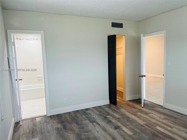 Building Photo - 8025 S Colony Cir
