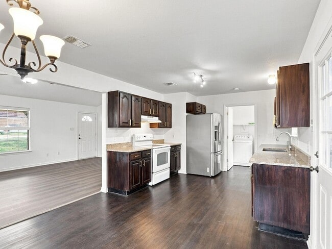 Building Photo - 1303 Lovers Ln