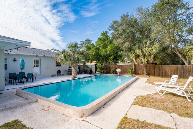 Building Photo - 1344 Springdale St