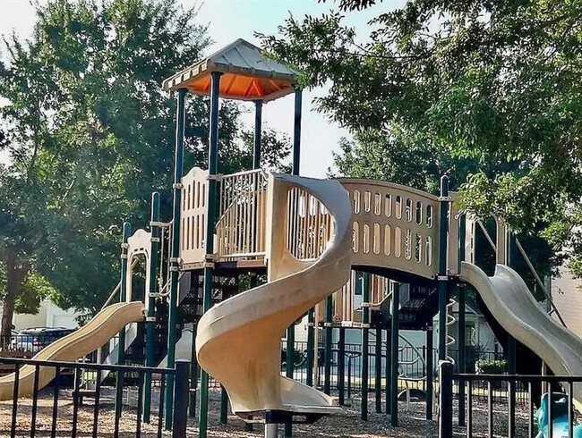 Building Photo - 9020 Friarbridge Dr