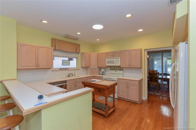 Building Photo - 3510 SE Cambridge Dr