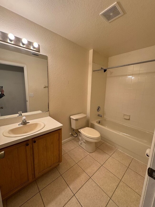 Building Photo - BEAUTIFUL 3 BEDFROOM, ,2.5 BATHROOMS TOWNHOME IN AVALON LAKES