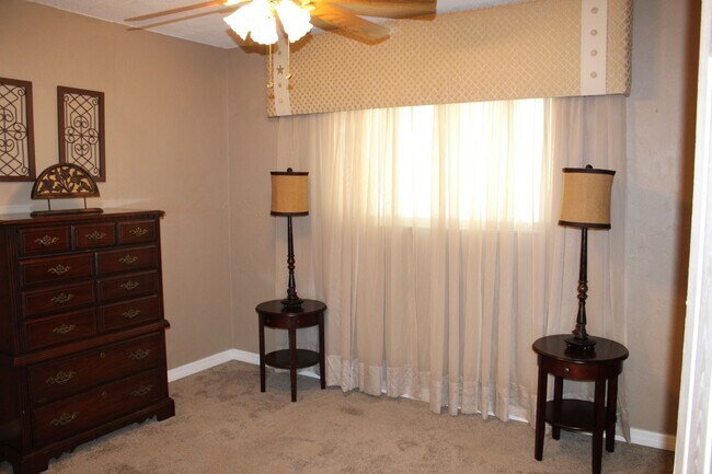 Building Photo - 2 Bedroom  Condo For Rent