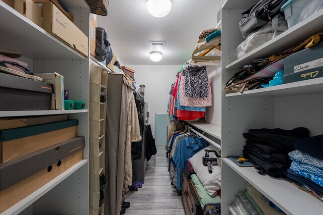 Building Photo - "Spacious 3-Bed Sanctuary with 3.5 Baths in Charming Port Charlotte!"