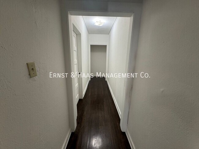 Building Photo - 528.5 N Kenmore Ave