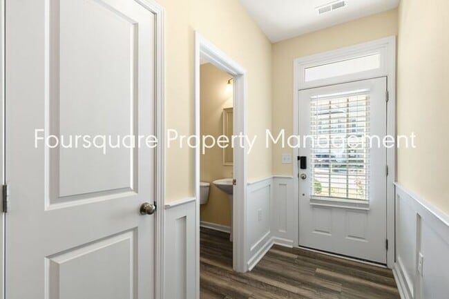 Building Photo - Townhome| Screened -In Back Porch |One Car...